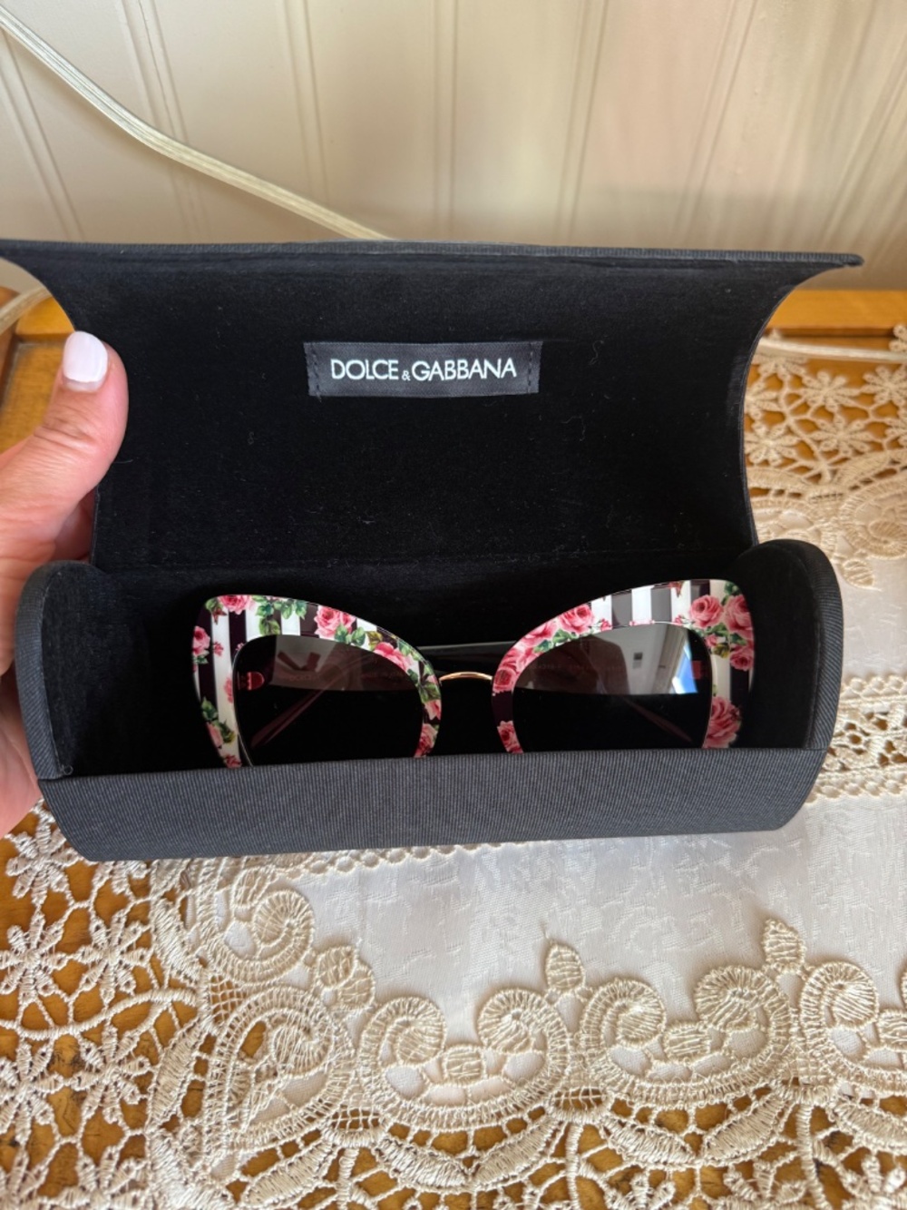 Dolce & Gabana floral sunglasses w/ case - Picture 5 of 6